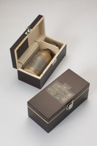 2 wooden presentation boxes with bottles of gin inside
